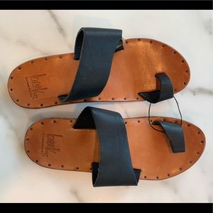 Beek Finch black / tan size 6 sandals